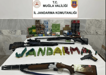 Evleri silah deposu haline getirmişler