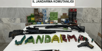 Evleri silah deposu haline getirmişler