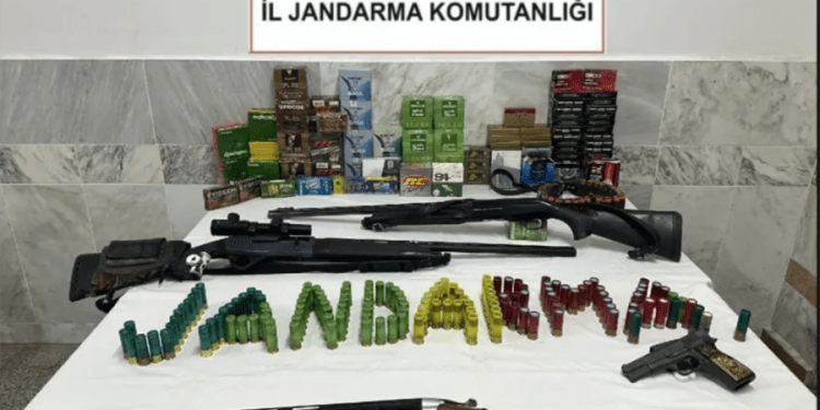 Evleri silah deposu haline getirmişler