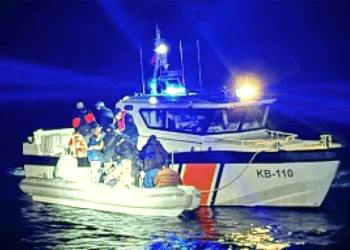 Bodrum’dan lastik bot ile Yunan adalarına geçerken yakalandılar