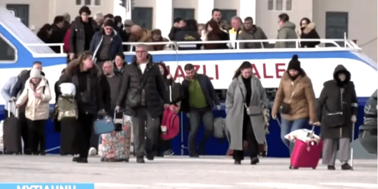 Türk turist Yunan adasında bulduğu içi para dolu cüzdanı polise teslim etti