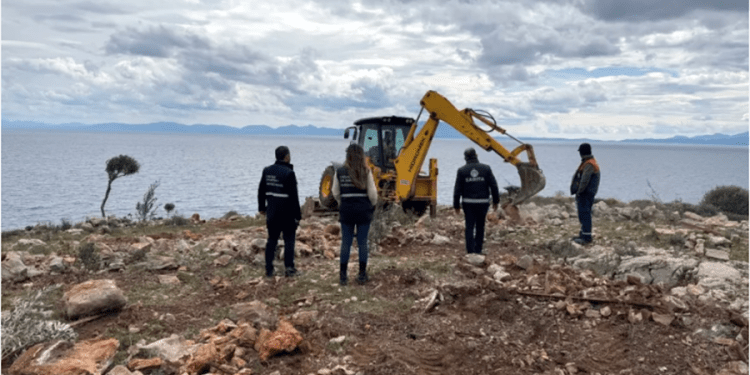 Mazı’da denize sıfır hazine arazisini  tel ve duvar ile çevirenlere müdahale