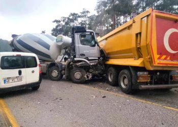 Torba – Gölköy yolunda kamyonlar çarpıştı faciadan dönüldü