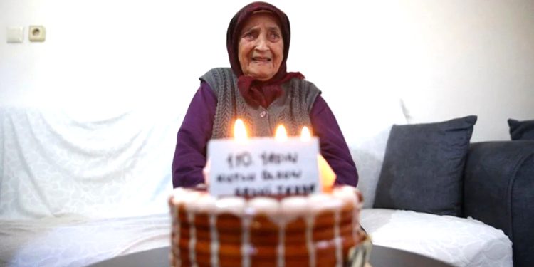 110 yaşındaki Selvi nine yıllara meydan okuyor: Her gün yediği 1 besin var