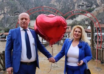 Türkiye’nin En Renkli Aşıkları : 26 Yıldır Aynı Renk Giyiniyorlar