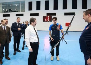 Mete Gazoz’dan Valiye Okçuluk Dersi