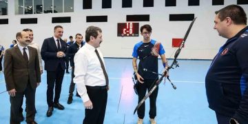 Mete Gazoz’dan Valiye Okçuluk Dersi