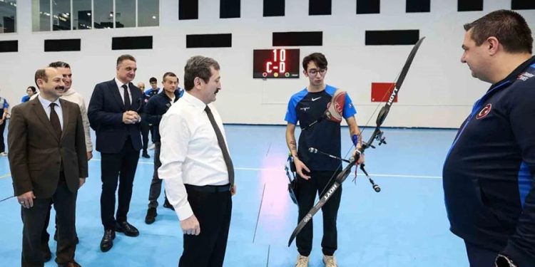 Mete Gazoz’dan Valiye Okçuluk Dersi