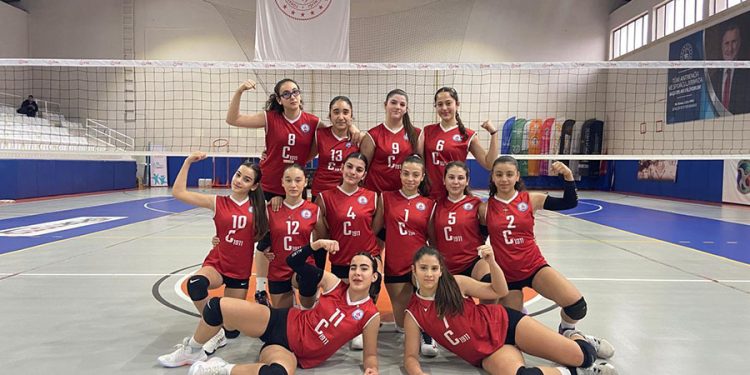 Cumhuriyet Ortaokulu Voleybol Kız Takımı Muğla’yı Karaman’da temsil ediyor