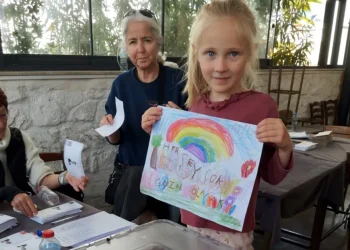 BEŞ YAŞINDAKİ MİLA “HERŞEY ÇOK GÜZEL OLACAK RESMİ” İLE SANDIĞA GELDİ