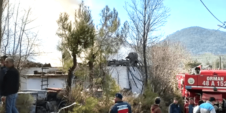 Odun sobası evi yaktı yaşlı çift hayatını kaybetti