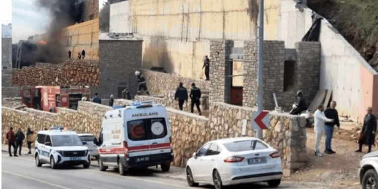 İzolasyon yaparken yangın çıkardılar mahalle ayağa kalktı