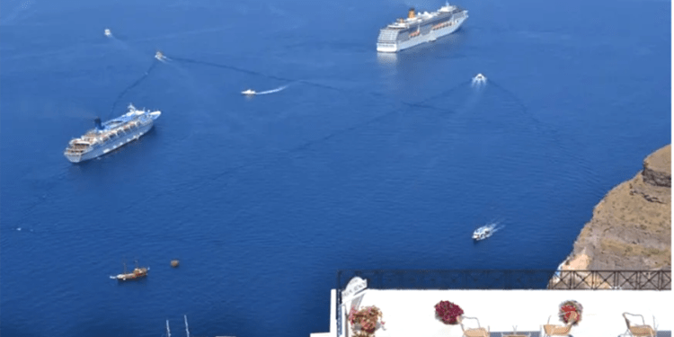Santorini’deki depremler kruvaziyer gemi turizmini vurdu