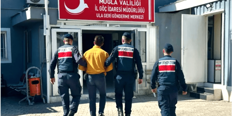 İnterpolün kırmızı bülten ile aradığı hırsız Fethiye’de tatil yaparken yakalandı