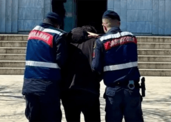 Evini silah deposuna çevirmiş