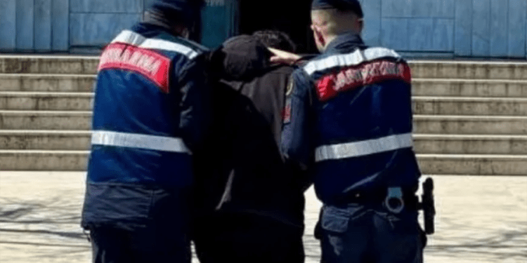 Evini silah deposuna çevirmiş