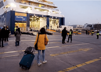 Feribottan denize düşen kadın yolcu aranıyor