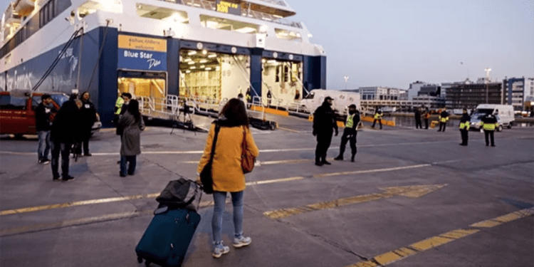 Feribottan denize düşen kadın yolcu aranıyor
