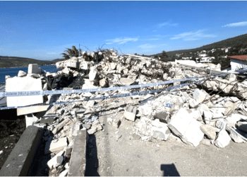 Hazine arsası üzerine yapılan deniz manzaralı kaçak villalar yıkıldı