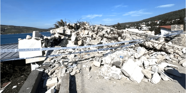 Hazine arsası üzerine yapılan deniz manzaralı kaçak villalar yıkıldı