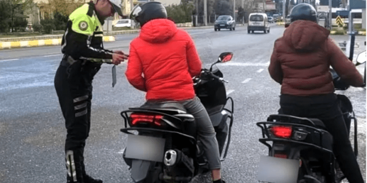 MOTOSİKLETLİLER DİKKAT.. Kask takmama cezası ne kadar?