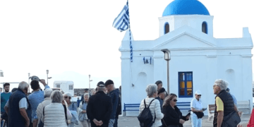 Mikonos adasına sezonun ilk turist gemisi geldi