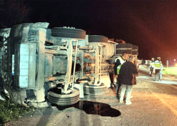 Bodrum’da virajı alamayan beton mikseri devrildi sürücü yaralandı