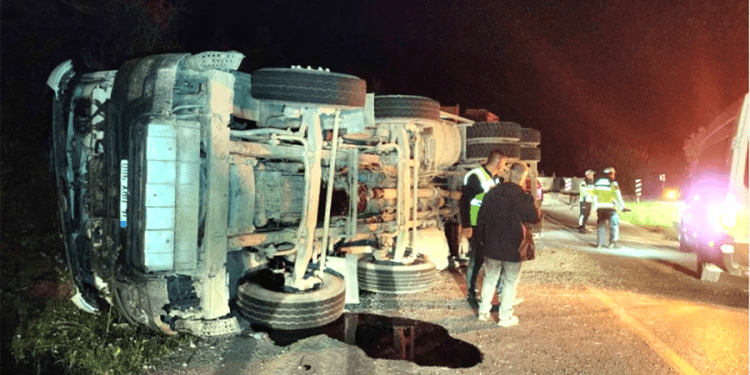 Bodrum’da virajı alamayan beton mikseri devrildi sürücü yaralandı