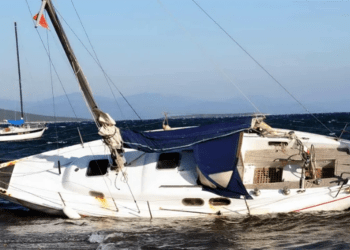 Fırtına çatıları uçurdu, tekneleri karaya savurdu