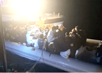 97 göçmen 3 göçmen kaçakçısı yakalandı