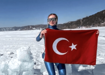 Şahika Ercümen, iklim krizi için Baykal Gölü’ne daldı