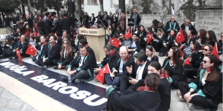 Avukatlardan İstanbul Barosu’na” 3 saatlik oturma” ile destek eylemi