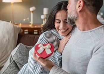 60 Yaşından Sonra Erkekler Neden Daha Genç Partnerler Arıyor?