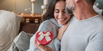 60 Yaşından Sonra Erkekler Neden Daha Genç Partnerler Arıyor?