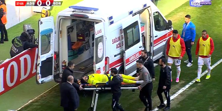 Adana Demirspor Bodrumspor maçında talihsiz olay! Vedat Karakuş hastaneye kaldırıldı