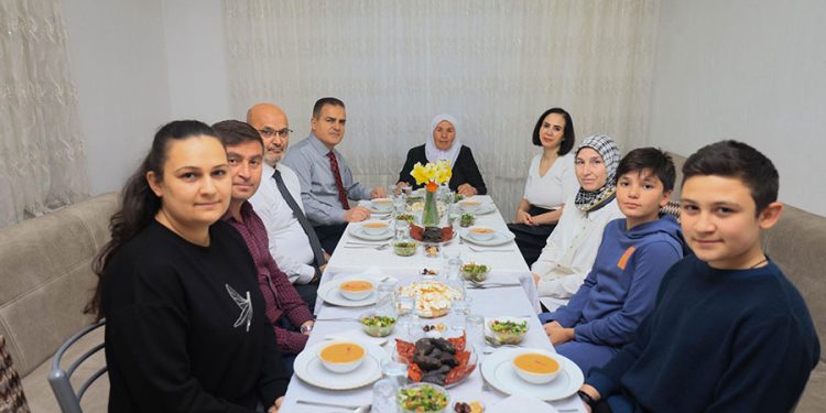 Muğla Valisi Akbıyık ve eşi şehit ailesinin evinde iftar yaptı