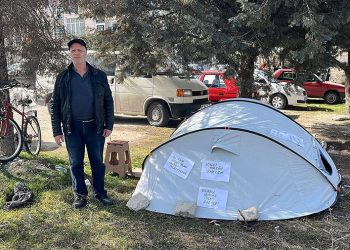 Mahkemenin verdiği kira kararını beğenmedi, adliyenin karşısına çadır kurdu