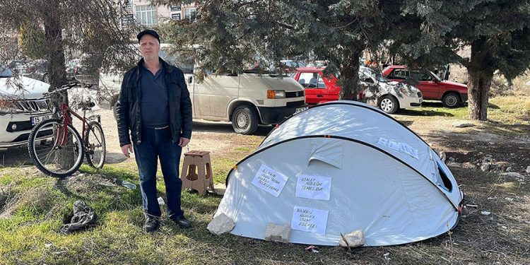 Mahkemenin verdiği kira kararını beğenmedi, adliyenin karşısına çadır kurdu