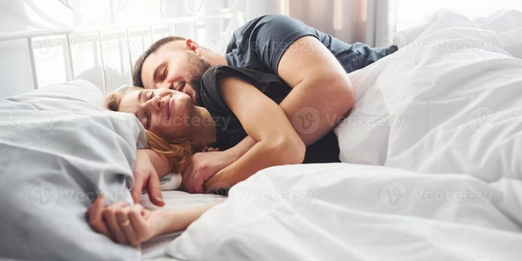 Eşlerin birlikte uyuması uyku kalitesini nasıl etkiliyor?