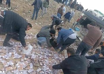 Halk sokakta avuç avuç para topladı