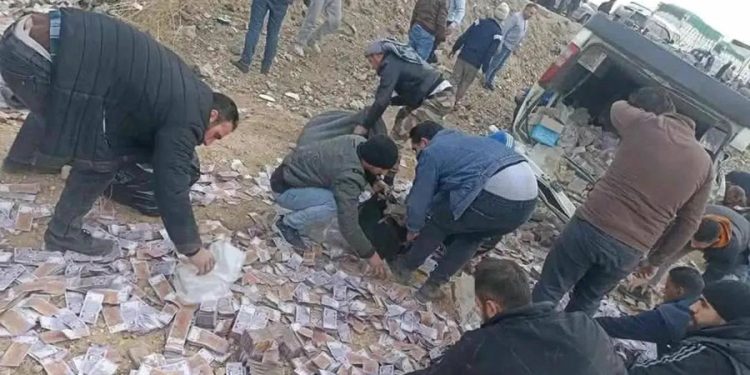 Halk sokakta avuç avuç para topladı