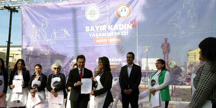 Başkan Aras’tan afişteki görüntüye tepki: “Kadını eve hapsedemezsiniz”