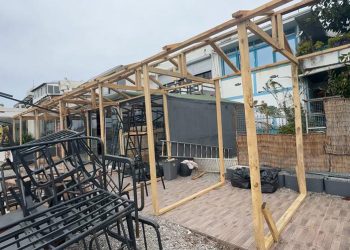 Kumbahçe Halk plajındaki işgaller kaldırılmaya başlandı