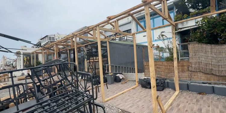 Kumbahçe Halk plajındaki işgaller kaldırılmaya başlandı