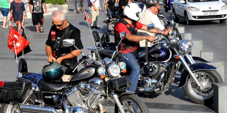 Uyuşturucuyu kamyonun stop lambasına zulalamış