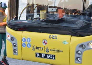 Fakire tipim müsait değil demişti: Ünlü oyuncu lüksü kesti, otobüsle seyahat ediyor