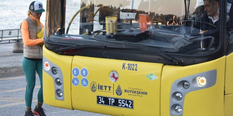 Fakire tipim müsait değil demişti: Ünlü oyuncu lüksü kesti, otobüsle seyahat ediyor
