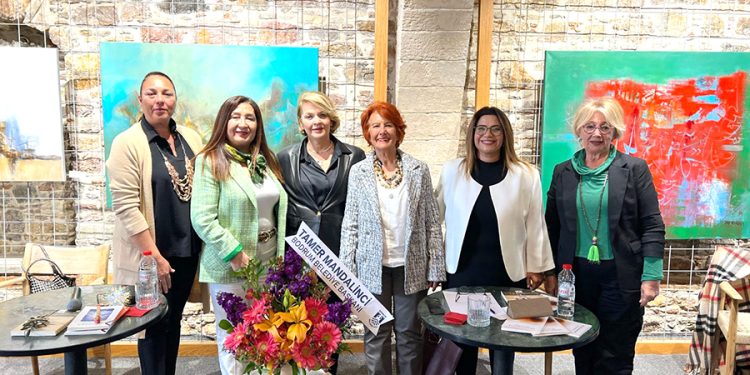 Mausolos Sergi salonunda dört dörtlük imza günü