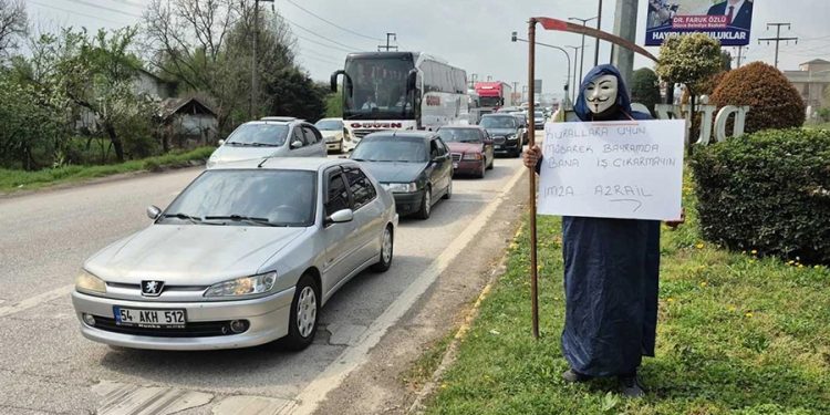 Sürücülere Maskeli, Tırpanlı Uyarı