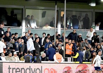 Fenerbahçe maçında, Şeref tribününde ağız dalaşı